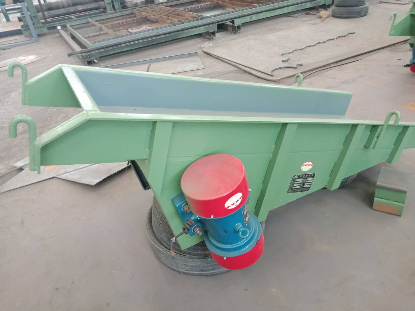 吊掛式振動給料機懸掛裝置斷裂是什么原因造成的？(振動給料機掛鉤)