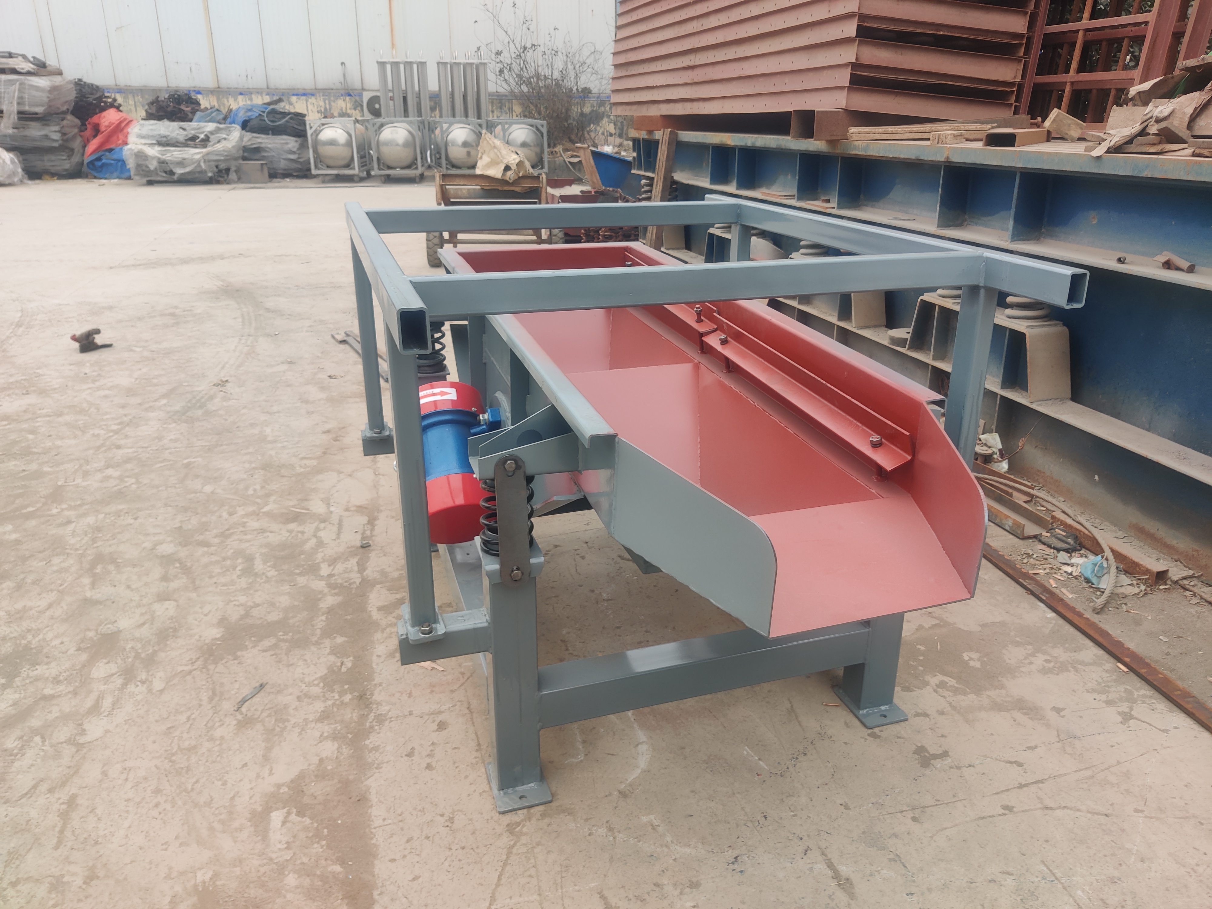 電機(jī)振動(dòng)給料機(jī)使用時(shí)應(yīng)該注意哪些事項(xiàng)(棒條振動(dòng)給料機(jī))